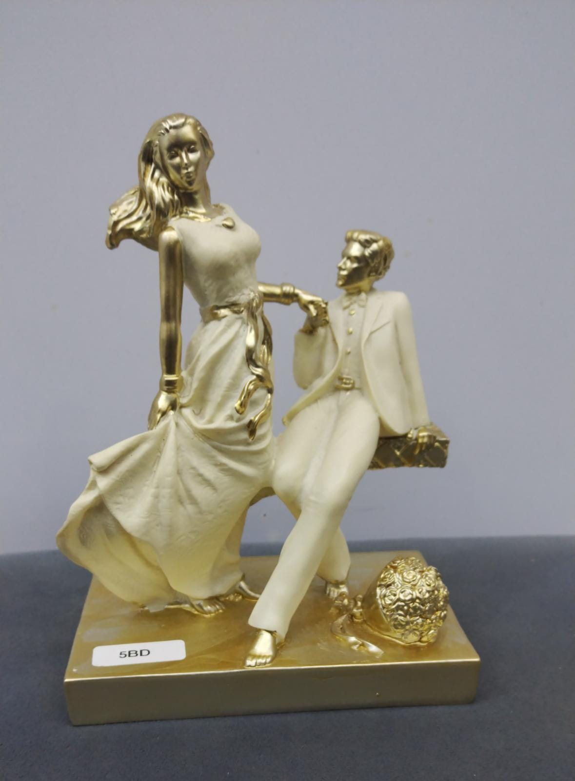 Sculpture Golden Romantic Couple Statues